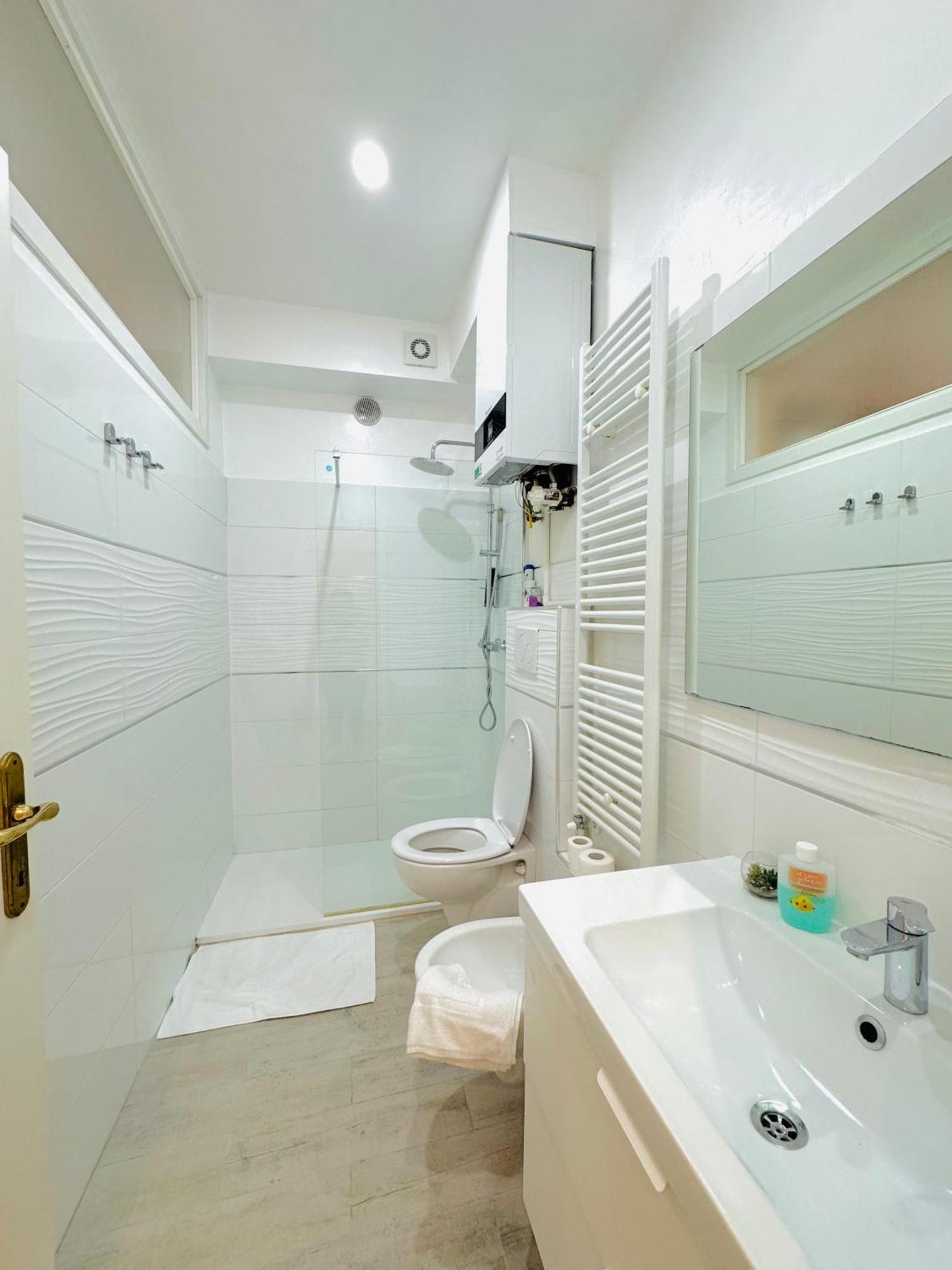 Modern Room With Private Bathroom ترينتو المظهر الخارجي الصورة